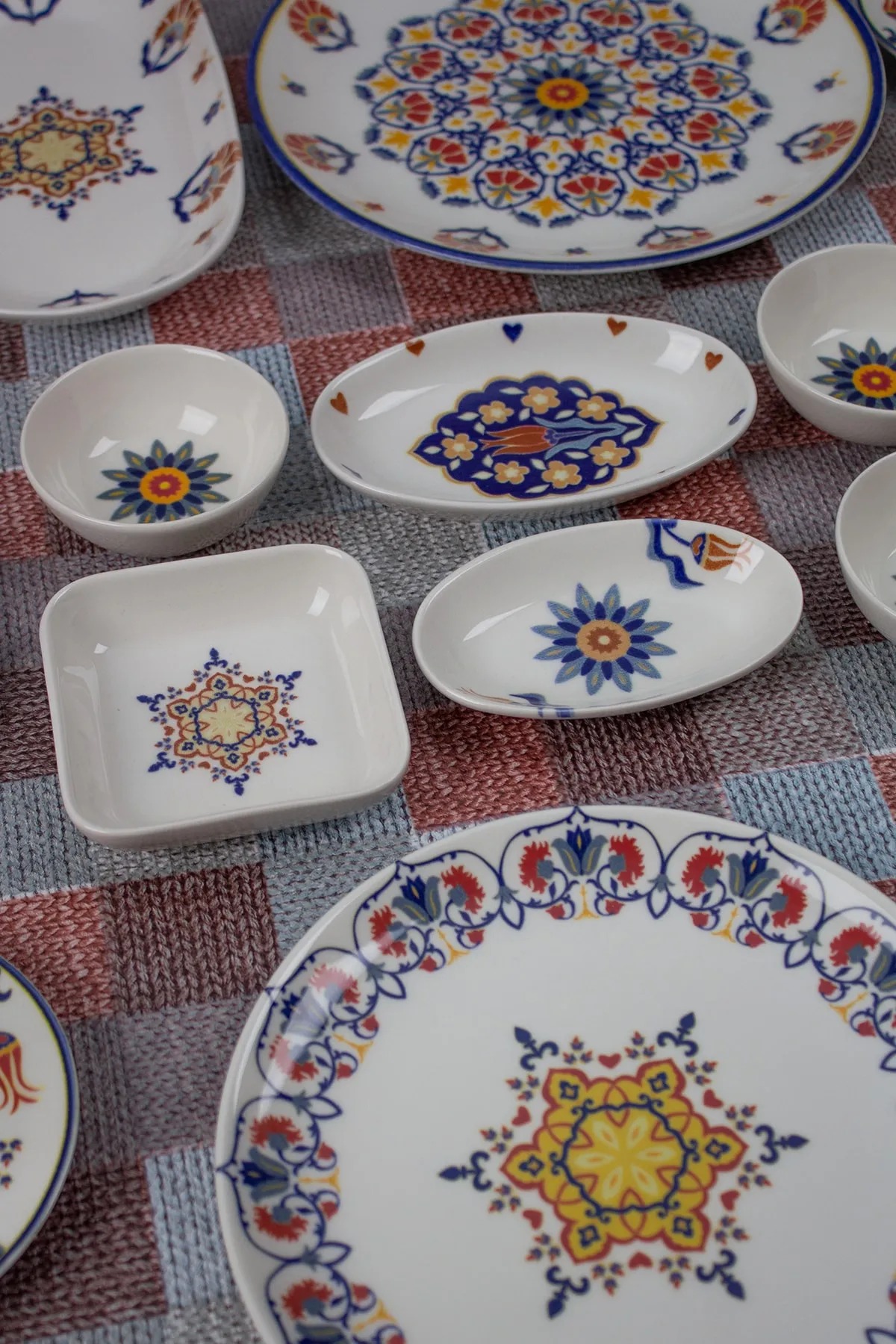 32 Pieces Colorful Porcelain Breakfast Set for 6 people